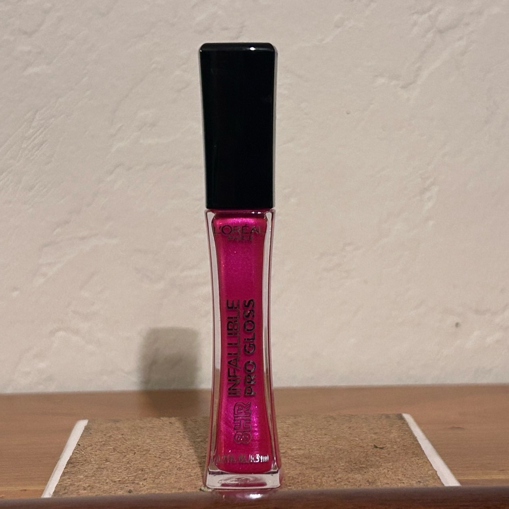 L’Oreal Paris Pink Infallible 8 Hour Hydrating Lip Gloss. Brand New.